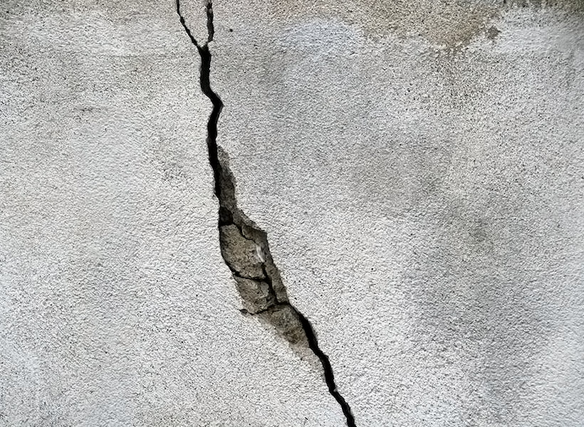 what causes foundations to crack?
